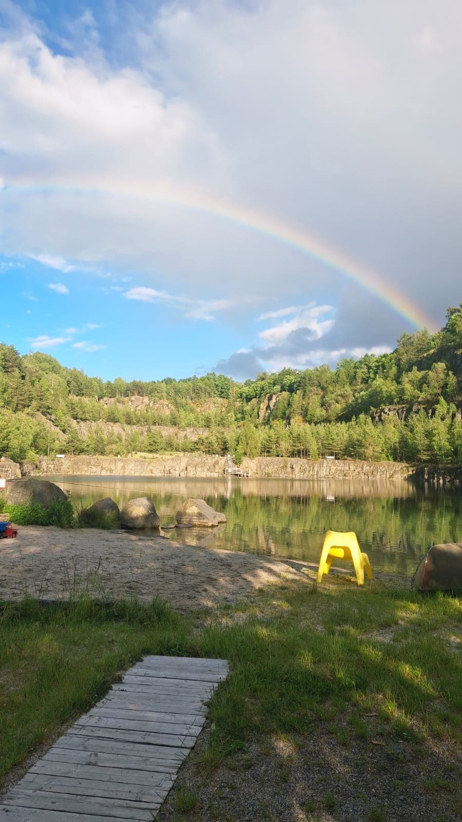 Duha nad jezerem — pláž a molo v lomu