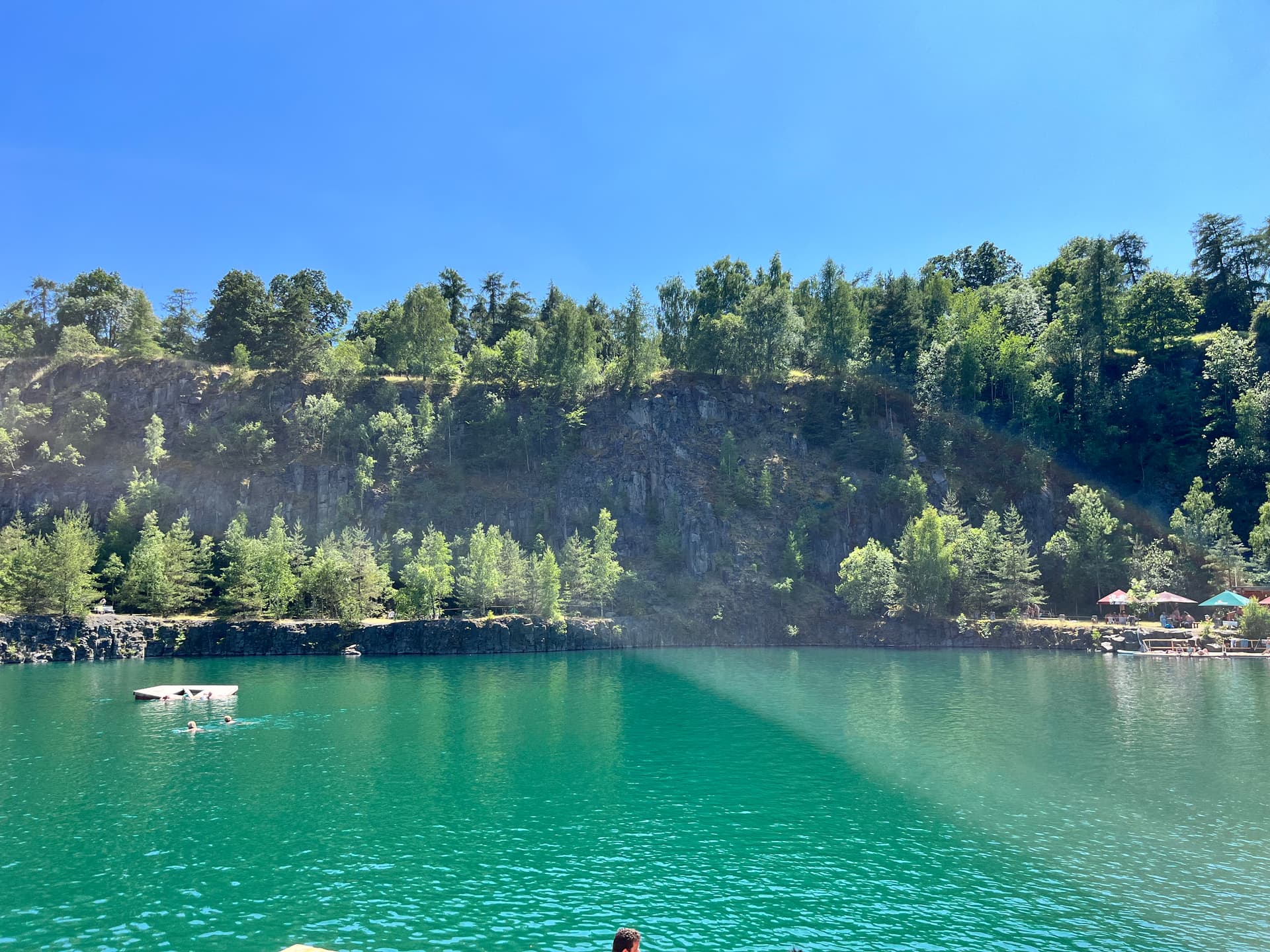 Panoramatický pohled na zatopený lom