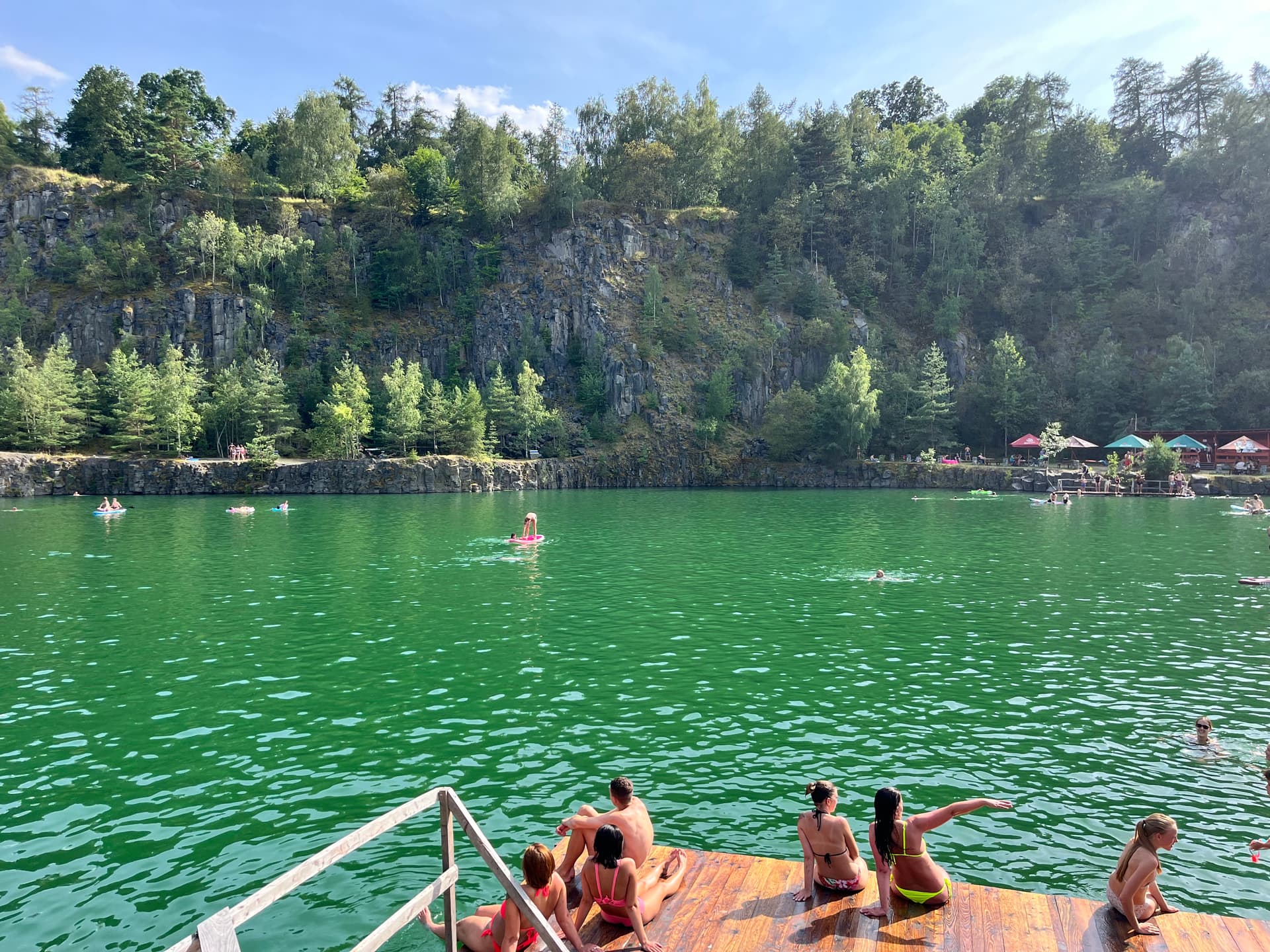 Pohled na lom Hradišťský Vrch — molo a průzračné jezero