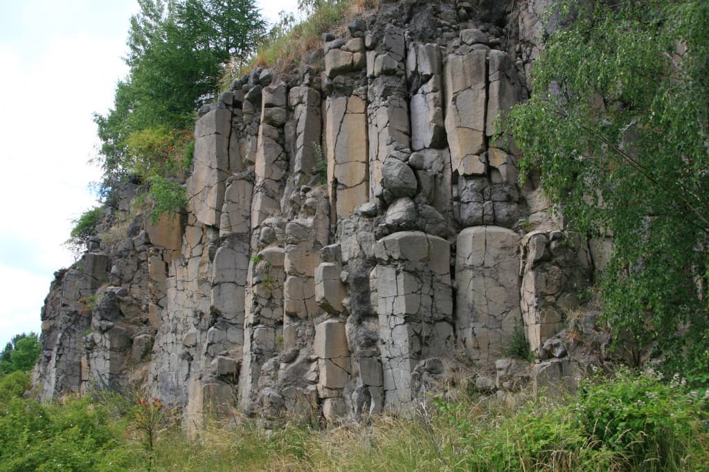 Čedičové skály lomu